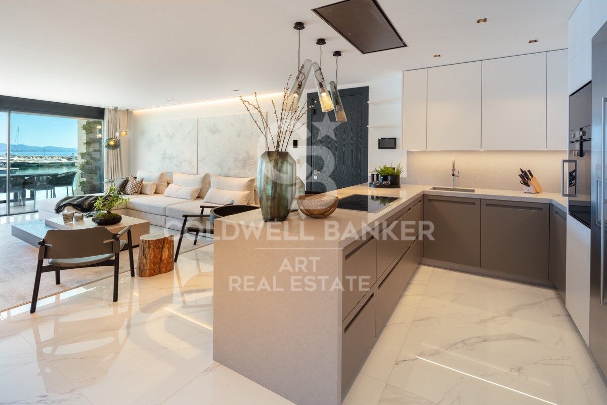 Amazing contemporary apartment in the famous Puerto Banús Marina