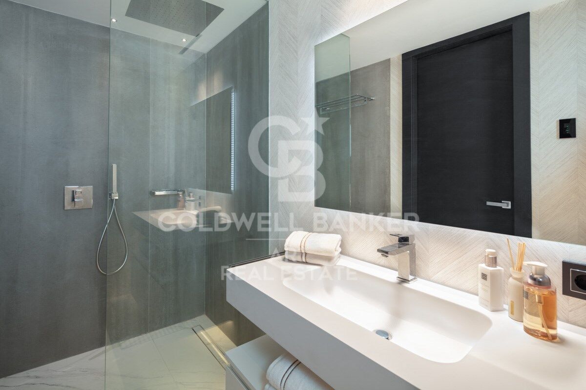 Amazing contemporary apartment in the famous Puerto Banús Marina