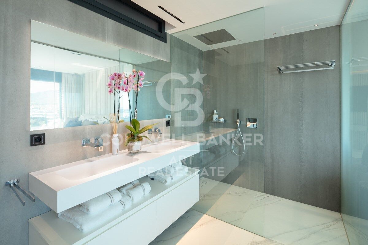 Amazing contemporary apartment in the famous Puerto Banús Marina