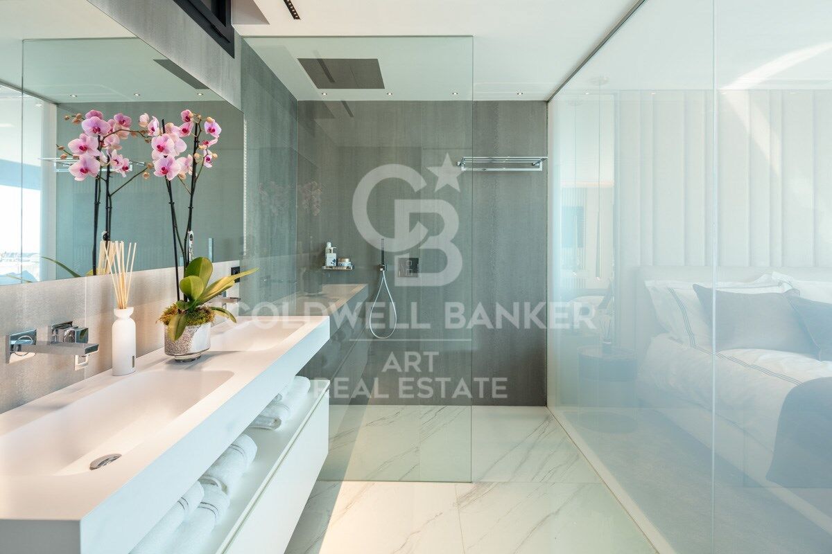 Amazing contemporary apartment in the famous Puerto Banús Marina