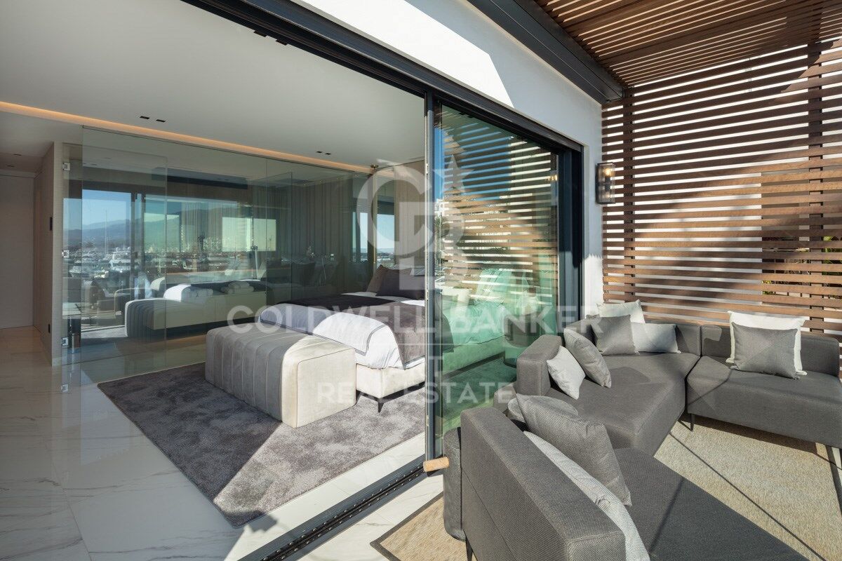 Amazing contemporary apartment in the famous Puerto Banús Marina