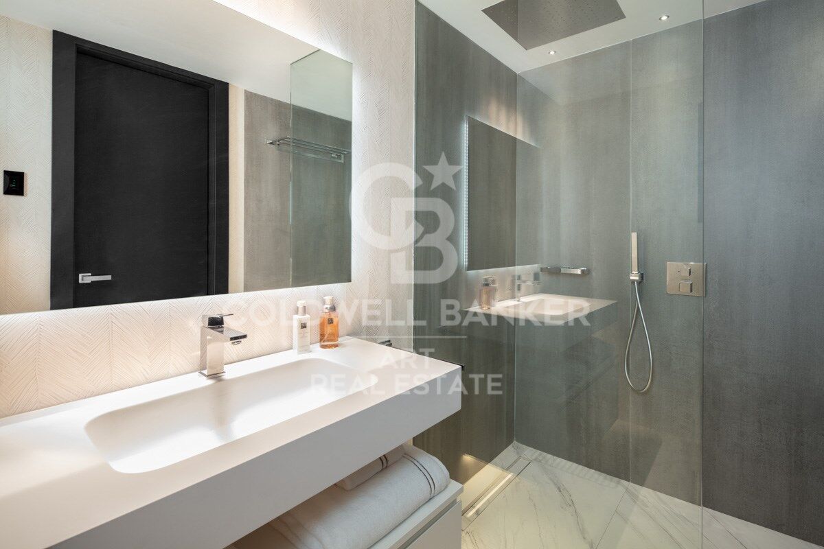 Amazing contemporary apartment in the famous Puerto Banús Marina