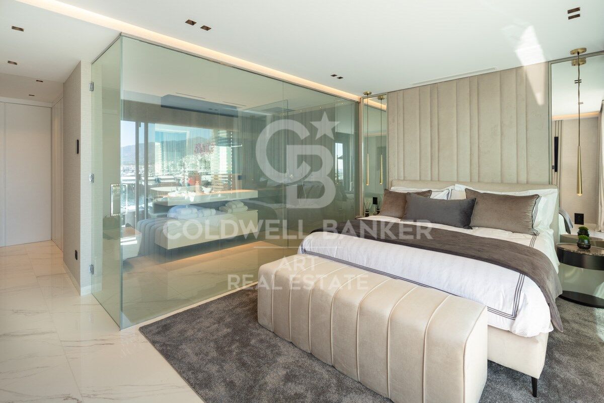 Amazing contemporary apartment in the famous Puerto Banús Marina