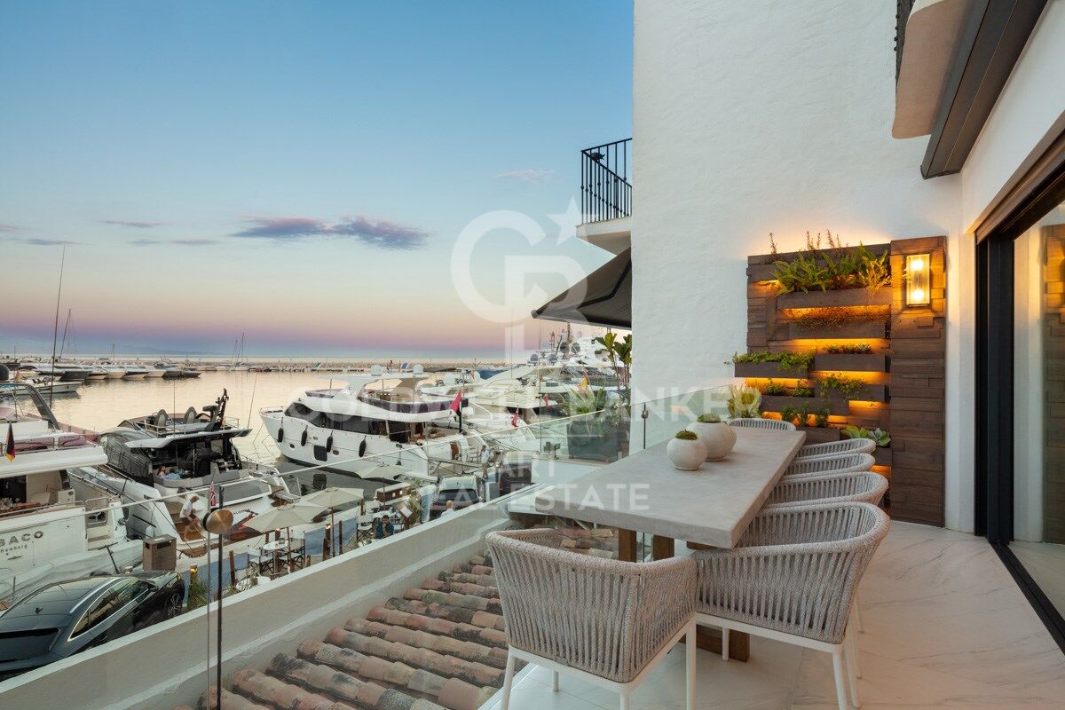 Amazing contemporary apartment in the famous Puerto Banús Marina