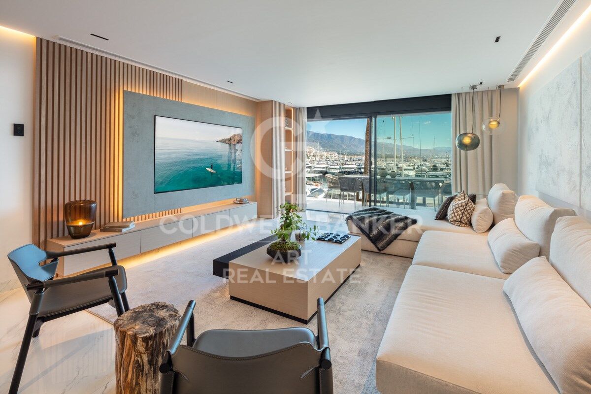 Amazing contemporary apartment in the famous Puerto Banús Marina