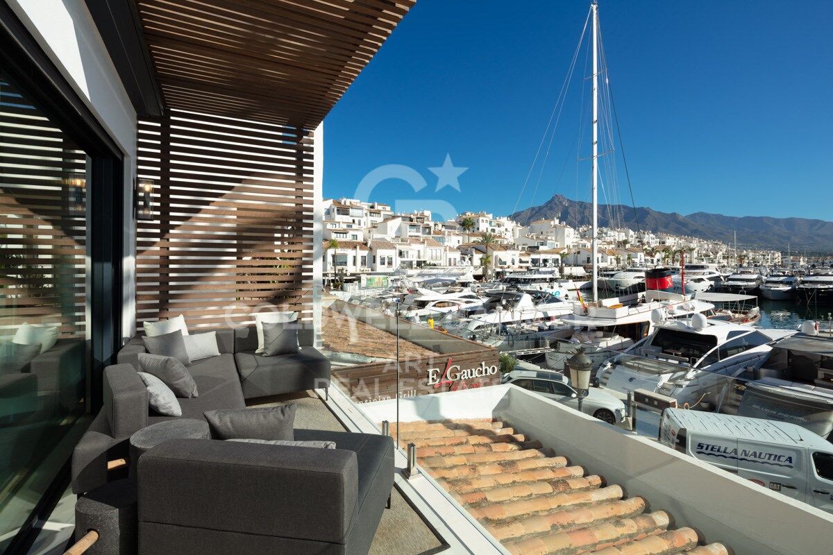 Amazing contemporary apartment in the famous Puerto Banús Marina