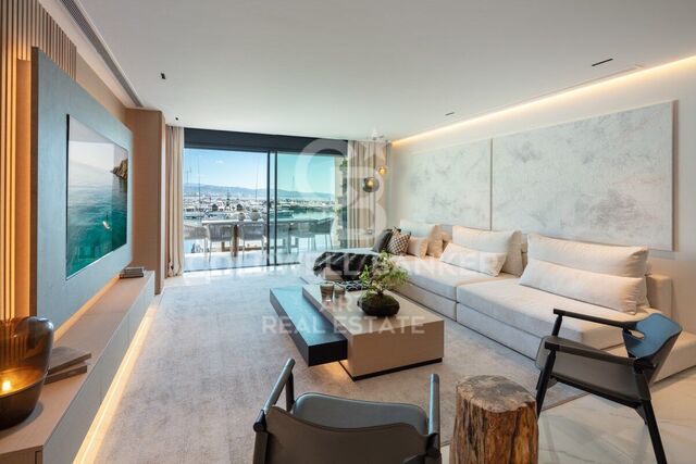 Amazing contemporary apartment in the famous Puerto Banús Marina