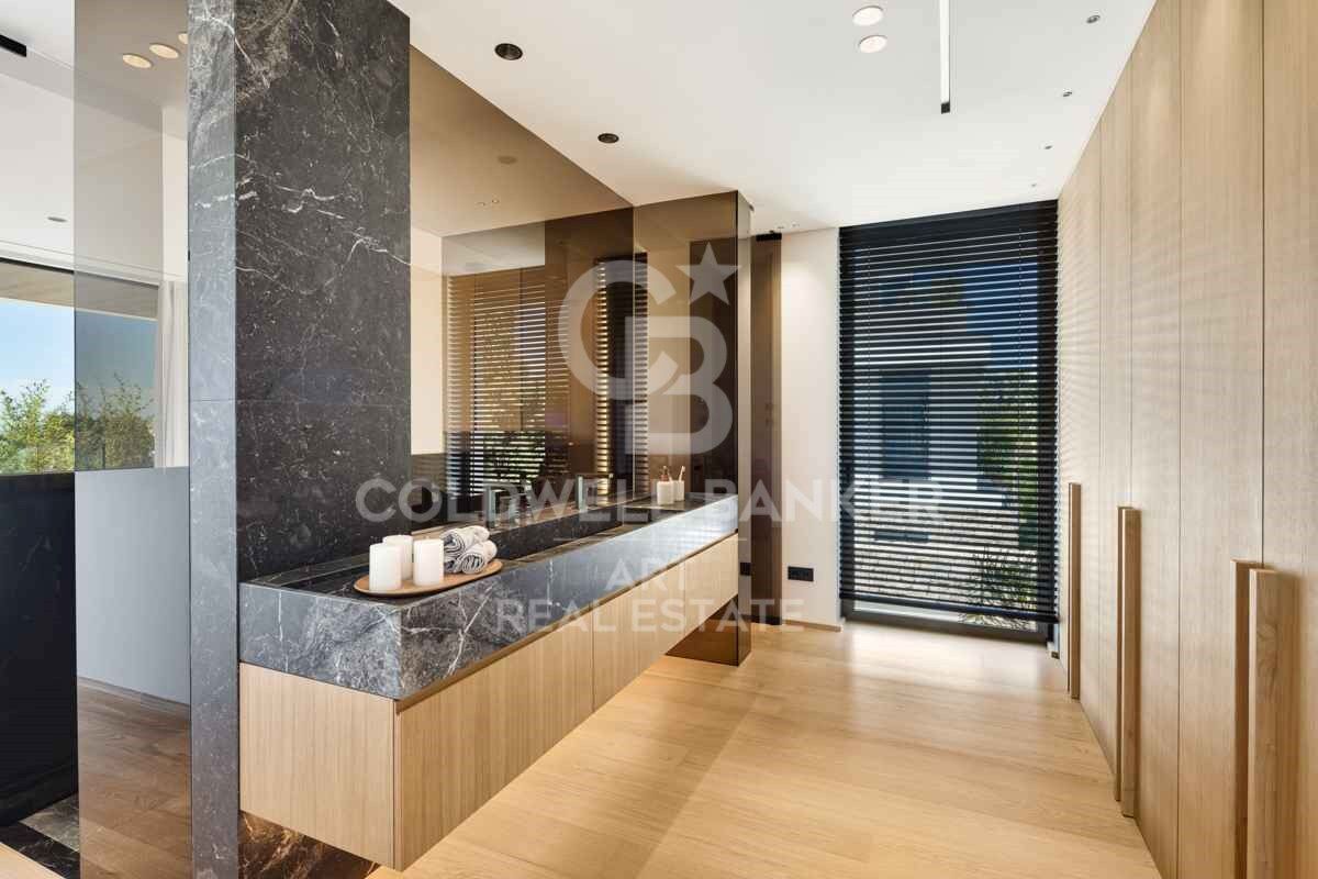 Incomparable architectural masterpiece with panoramic sea views in Nueva Andalucía