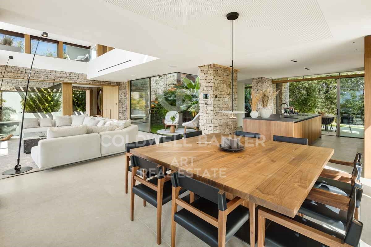 Incomparable architectural masterpiece with panoramic sea views in Nueva Andalucía