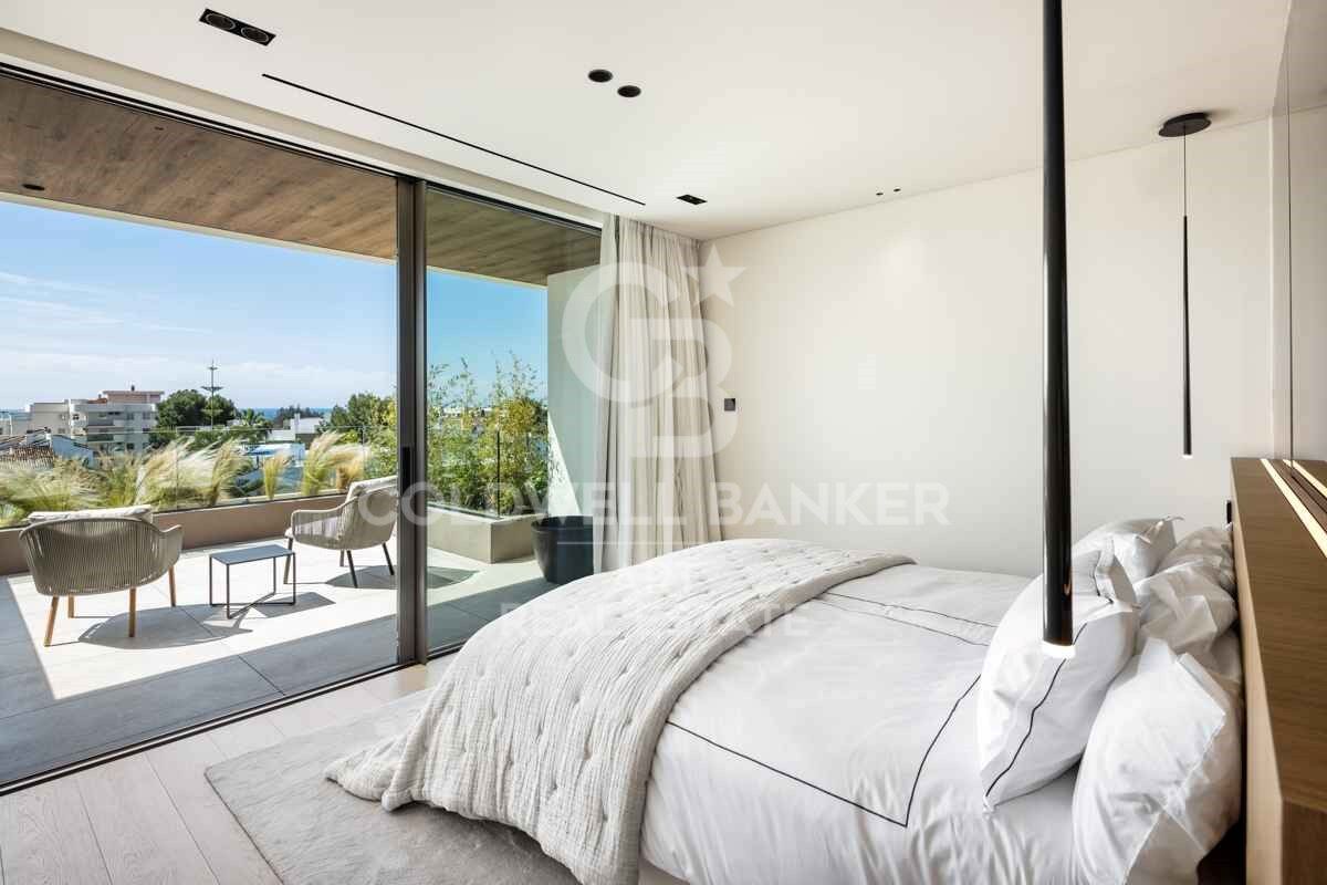 Incomparable architectural masterpiece with panoramic sea views in Nueva Andalucía