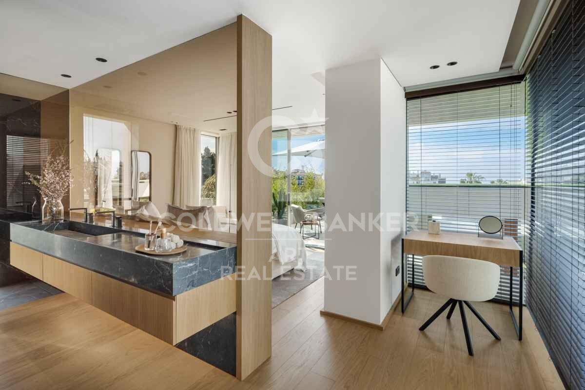 Incomparable architectural masterpiece with panoramic sea views in Nueva Andalucía