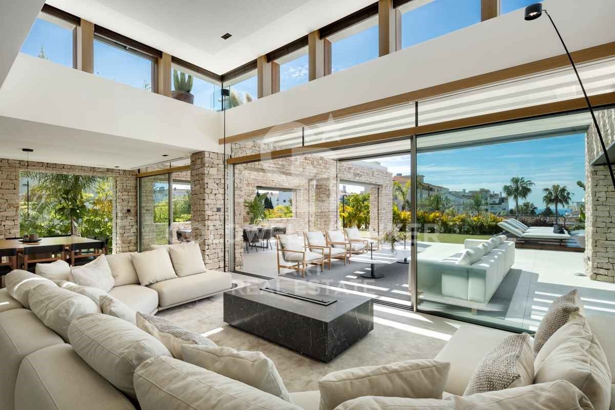 Incomparable architectural masterpiece with panoramic sea views in Nueva Andalucía