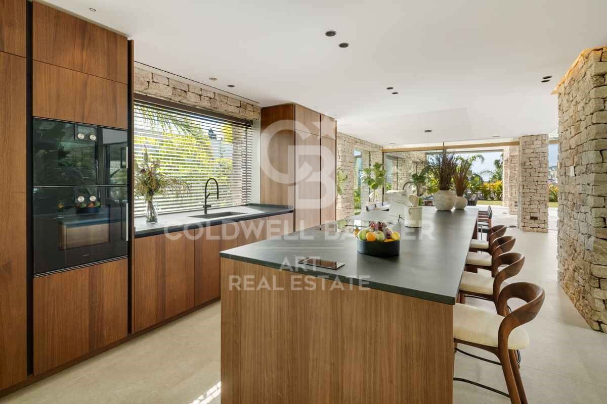 Incomparable architectural masterpiece with panoramic sea views in Nueva Andalucía