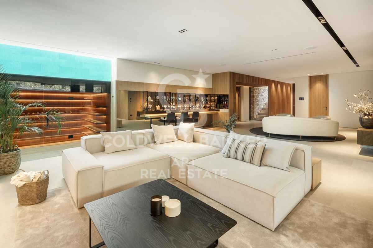 Incomparable architectural masterpiece with panoramic sea views in Nueva Andalucía