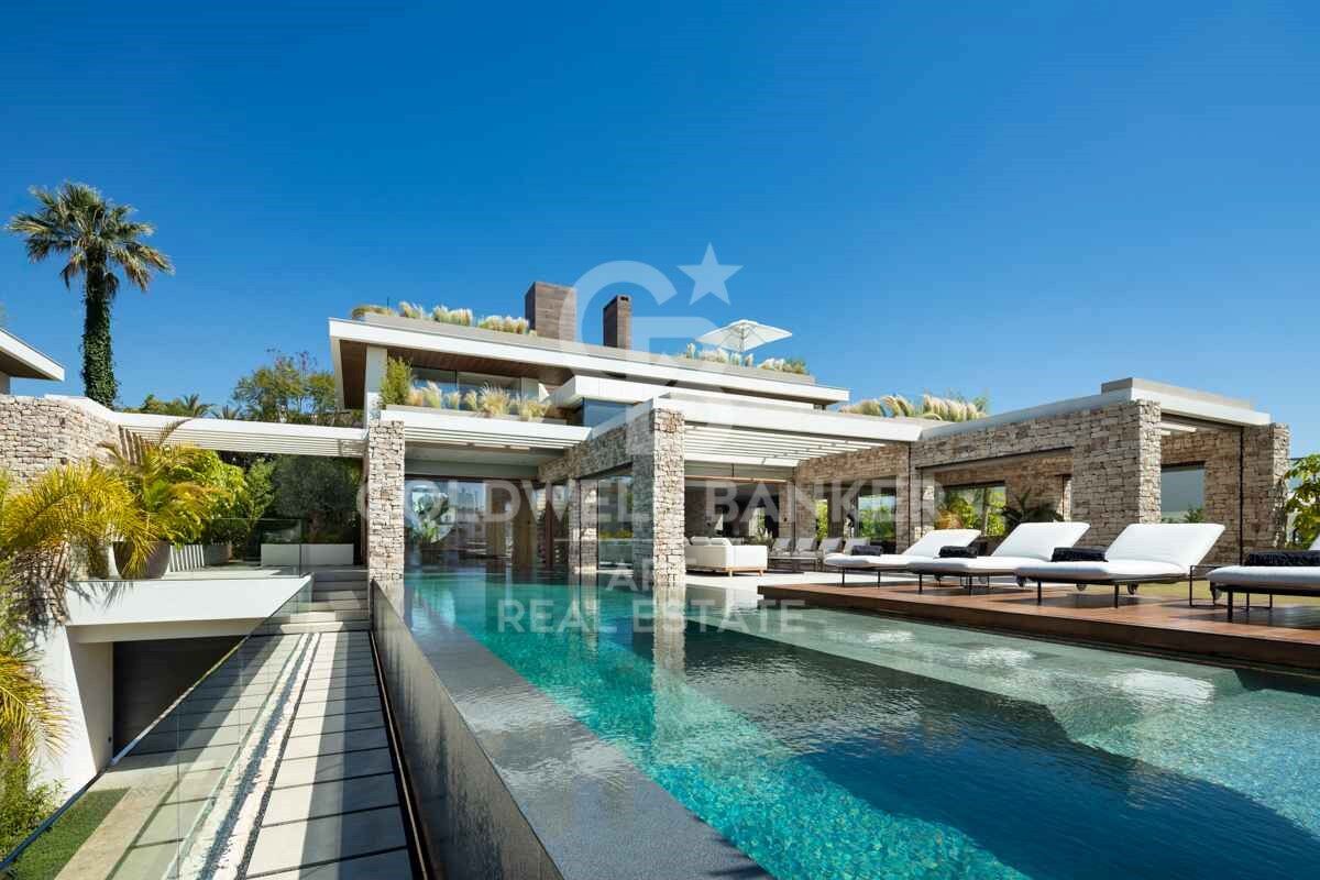 Incomparable architectural masterpiece with panoramic sea views in Nueva Andalucía