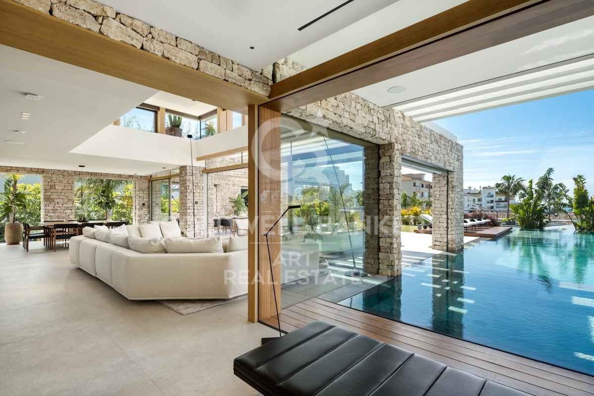 Incomparable architectural masterpiece with panoramic sea views in Nueva Andalucía