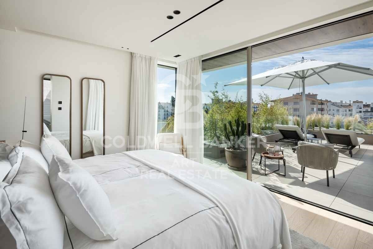 Incomparable architectural masterpiece with panoramic sea views in Nueva Andalucía