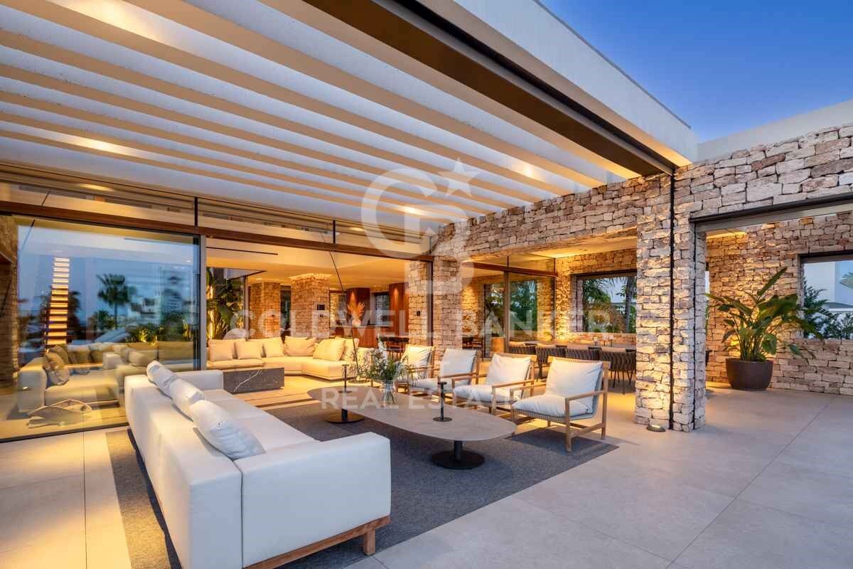 Incomparable architectural masterpiece with panoramic sea views in Nueva Andalucía