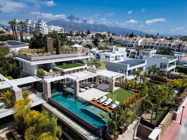 Incomparable architectural masterpiece with panoramic sea views in Nueva Andalucía