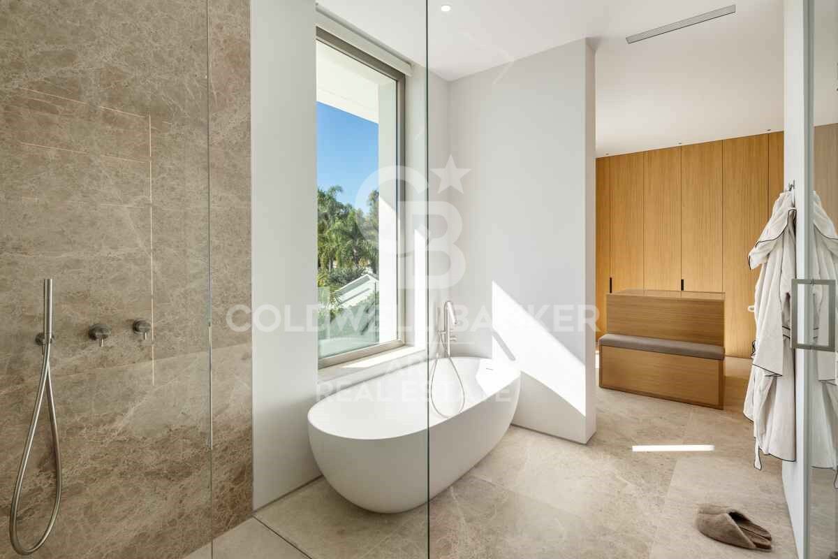 Élégante villa de golf méditerranéenne en première ligne à Nueva Andalucía