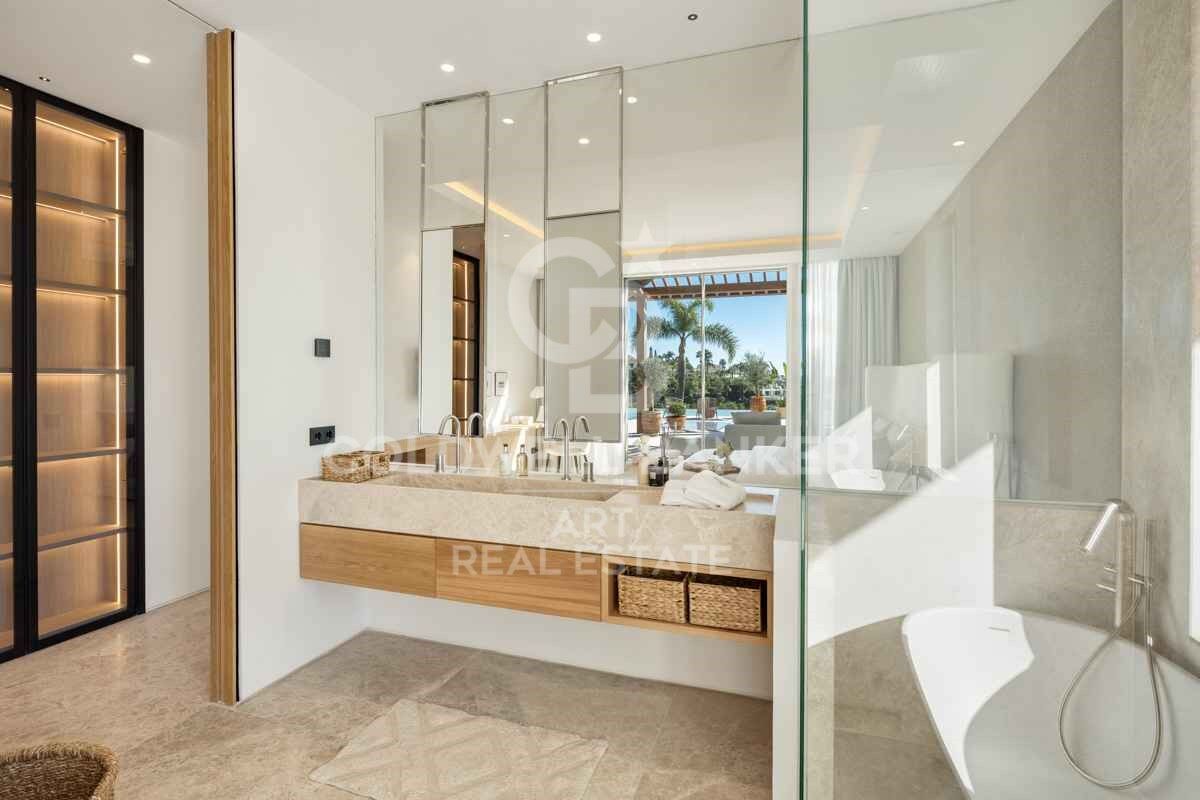 Elegante villa mediterránea en primera línea de golf en Nueva Andalucía