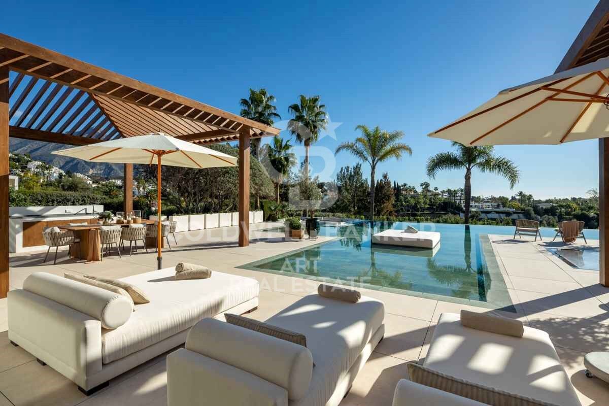 Elegante mediterrane Golfvilla in erster Meereslinie in Nueva Andalucía