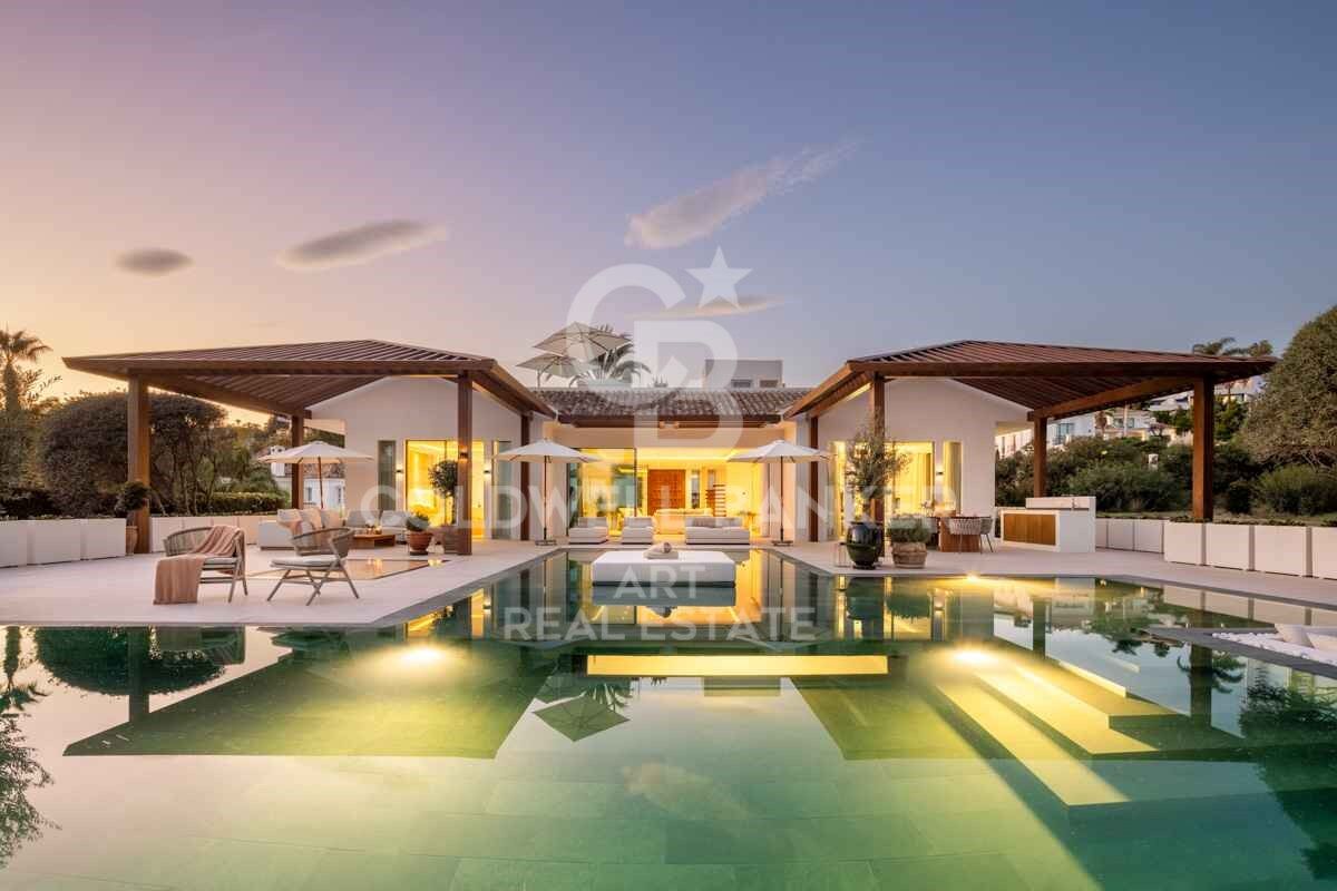 Elegante mediterrane Golfvilla in erster Meereslinie in Nueva Andalucía