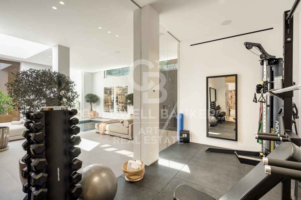 Elegante mediterrane Golfvilla in erster Meereslinie in Nueva Andalucía