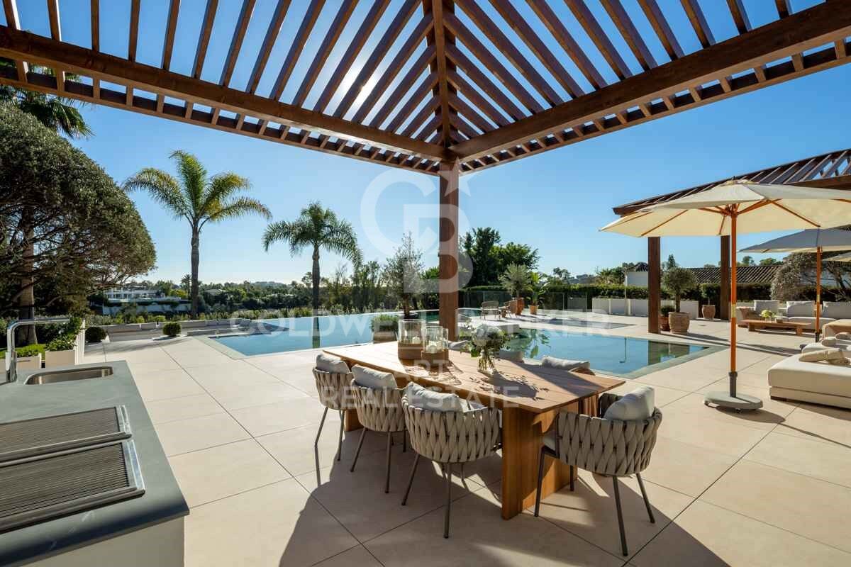 Elegante mediterrane Golfvilla in erster Meereslinie in Nueva Andalucía