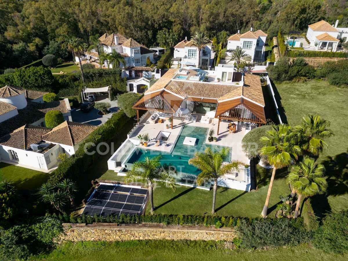 Elegante mediterrane Golfvilla in erster Meereslinie in Nueva Andalucía