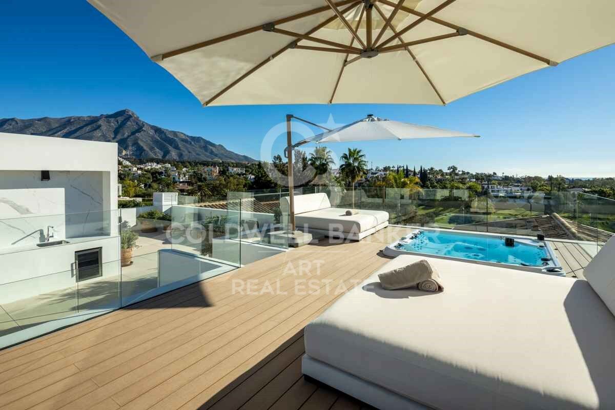 Elegant frontline Mediterranean golf villa in Nueva Andalucía