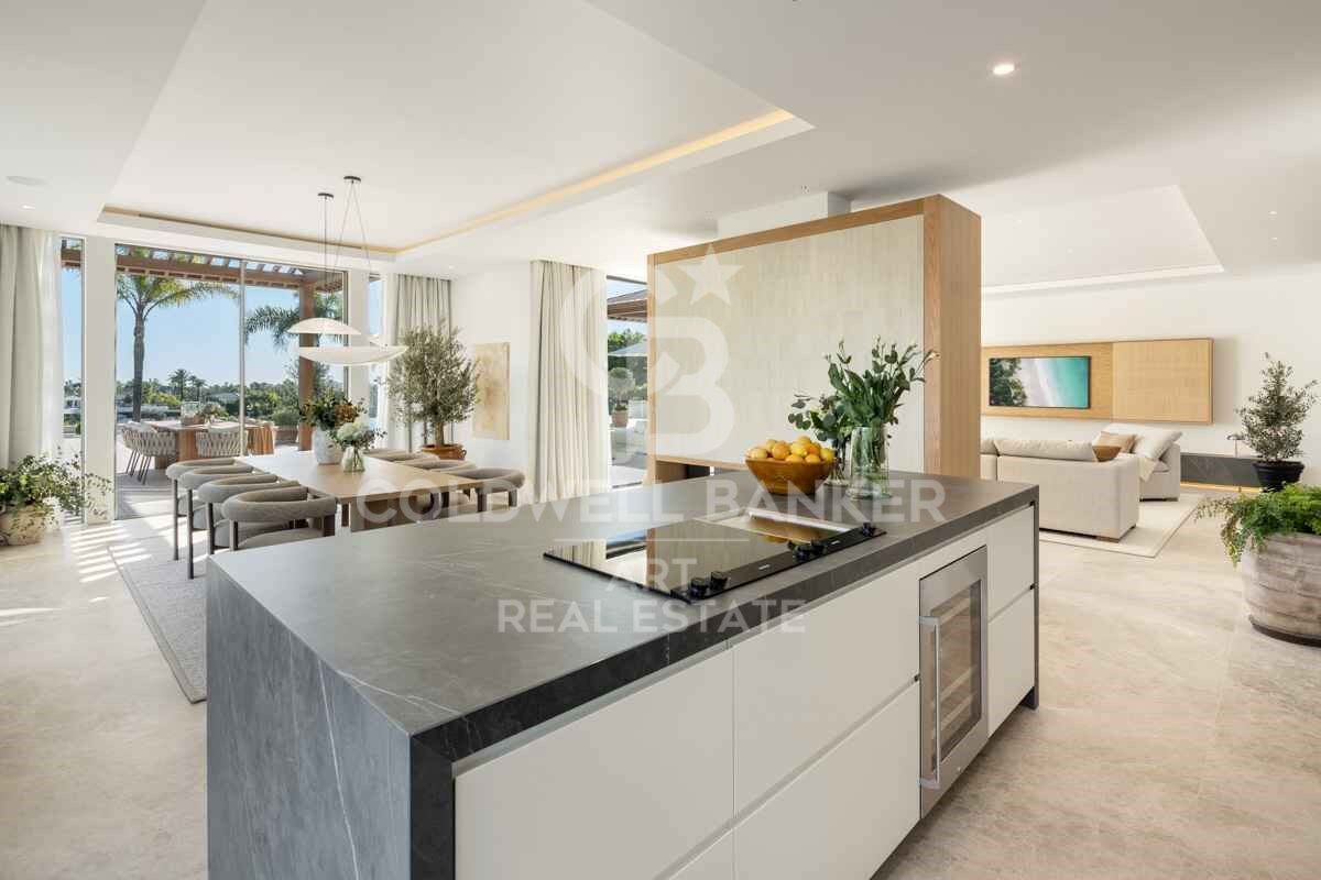 Elegant frontline Mediterranean golf villa in Nueva Andalucía