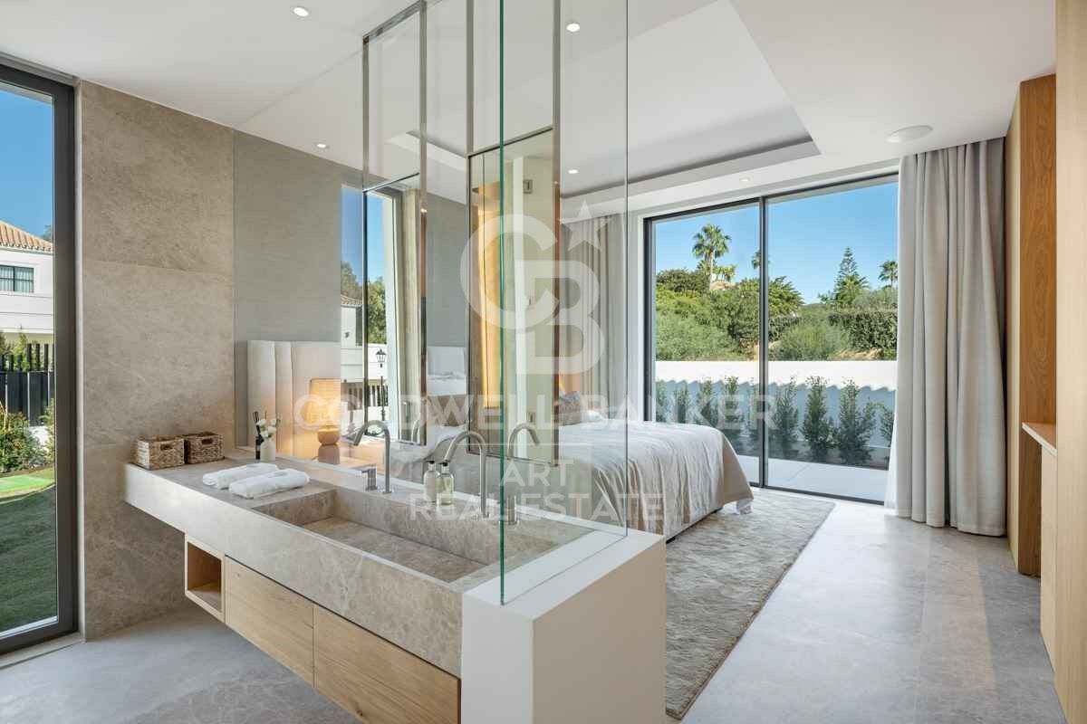 Elegant frontline Mediterranean golf villa in Nueva Andalucía