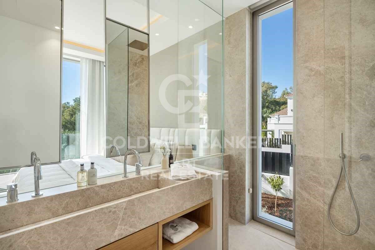 Elegant frontline Mediterranean golf villa in Nueva Andalucía