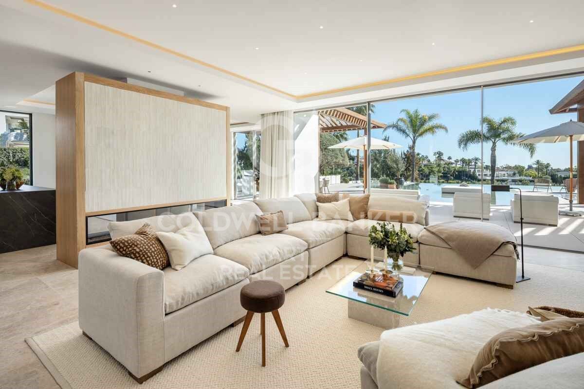 Elegant frontline Mediterranean golf villa in Nueva Andalucía