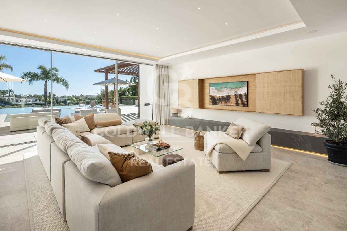 Elegant frontline Mediterranean golf villa in Nueva Andalucía