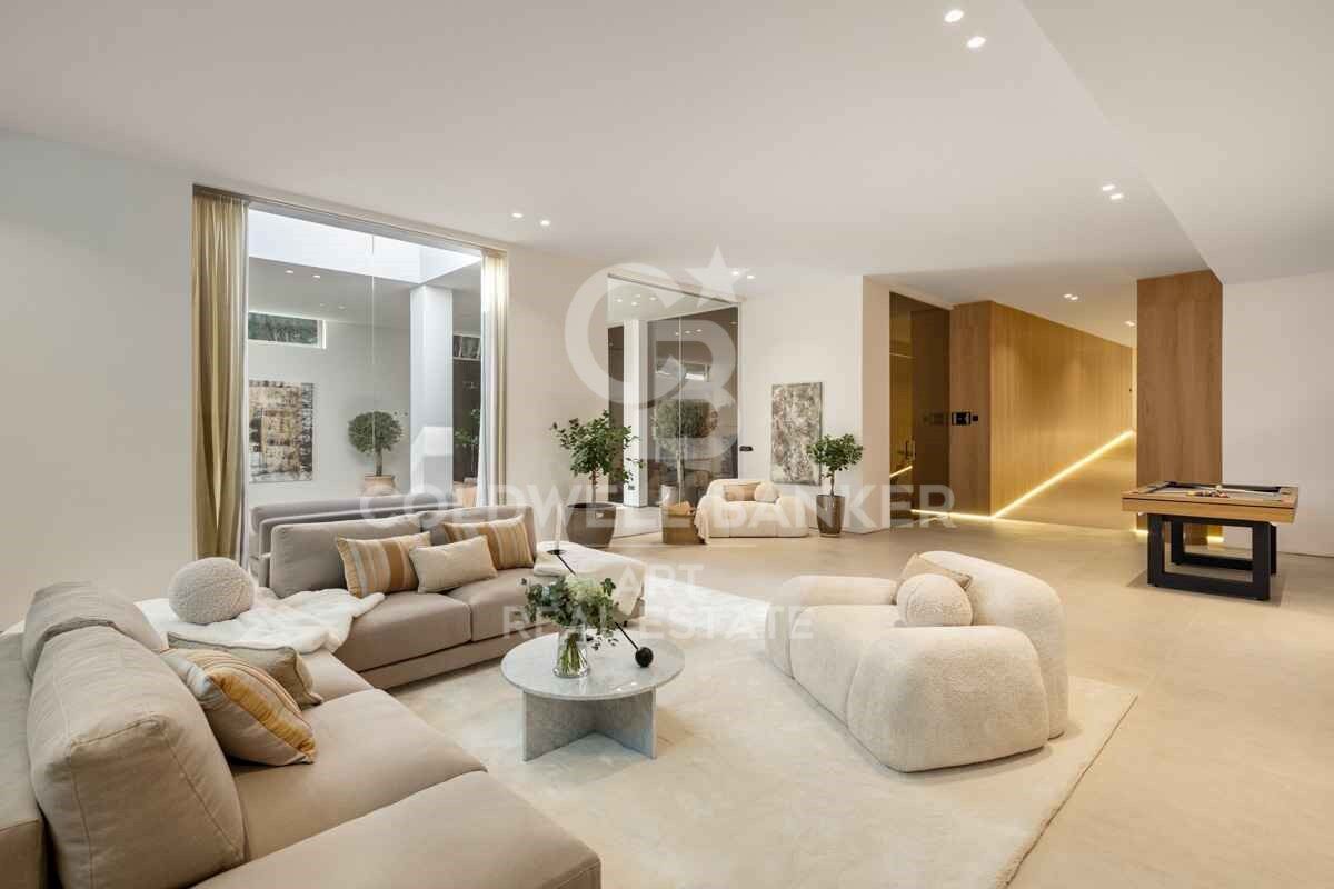 Elegante mediterrane Golfvilla in erster Meereslinie in Nueva Andalucía
