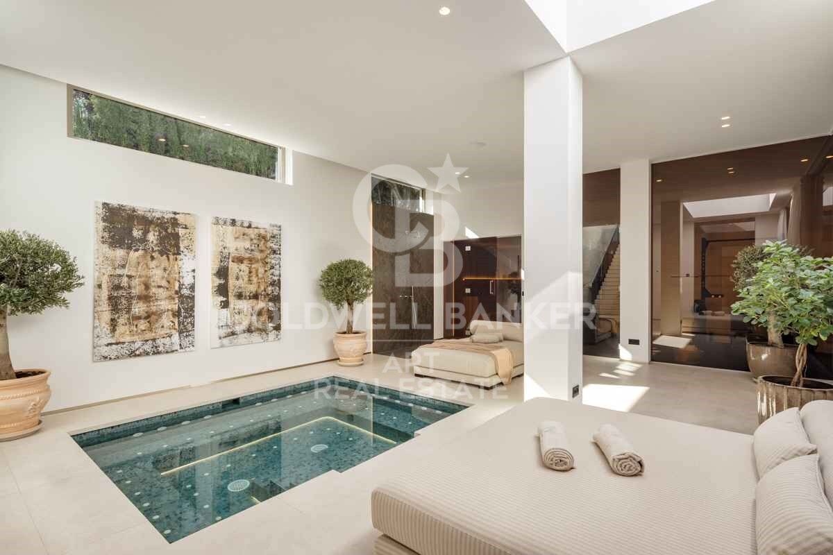 Elegante mediterrane Golfvilla in erster Meereslinie in Nueva Andalucía