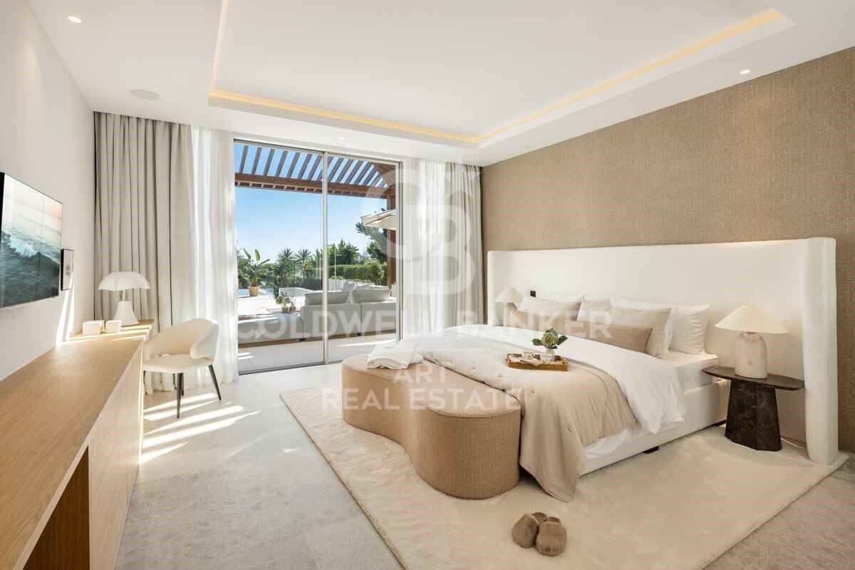 Élégante villa de golf méditerranéenne en première ligne à Nueva Andalucía