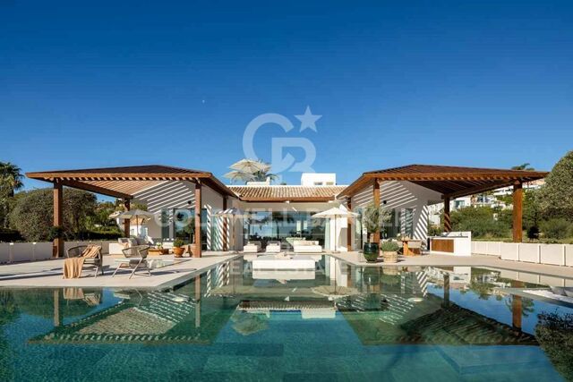 Elegante mediterrane Golfvilla in erster Meereslinie in Nueva Andalucía