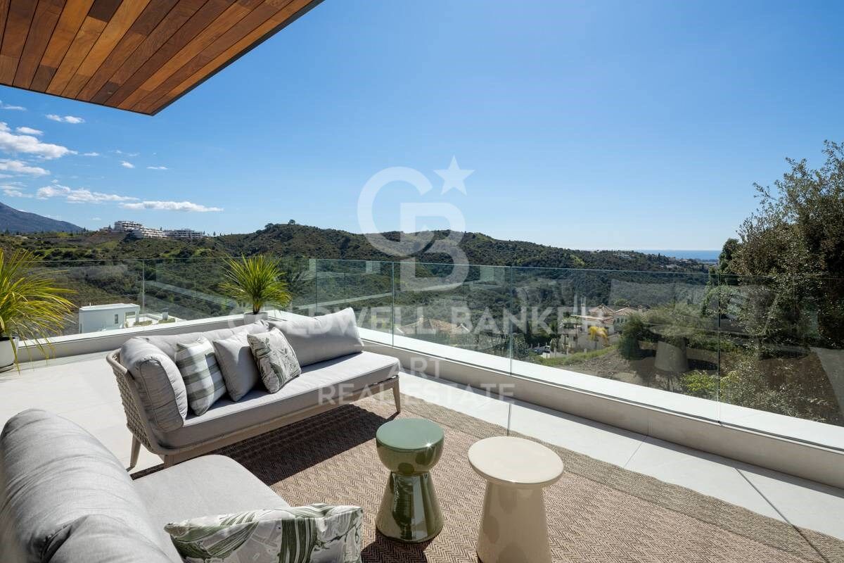 Stunning contemporary villa with sea views in an exclusive location in Lomas de La Quinta