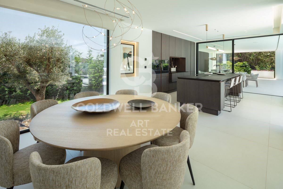 Superbe villa moderne dans le quartier recherché de Las Brisas, Nueva Andalucía