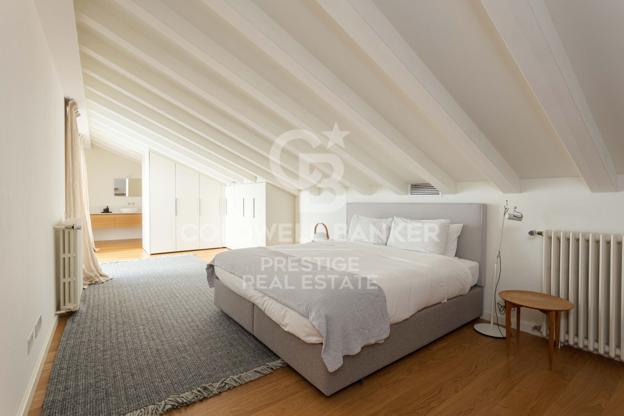 Penthouse à louer dans un immeuble moderniste à L'Eixample Derecho