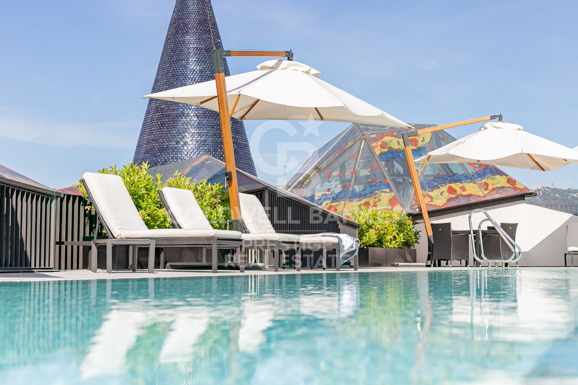 Ático en alquiler en edificio modernista de L'Eixample Derecho