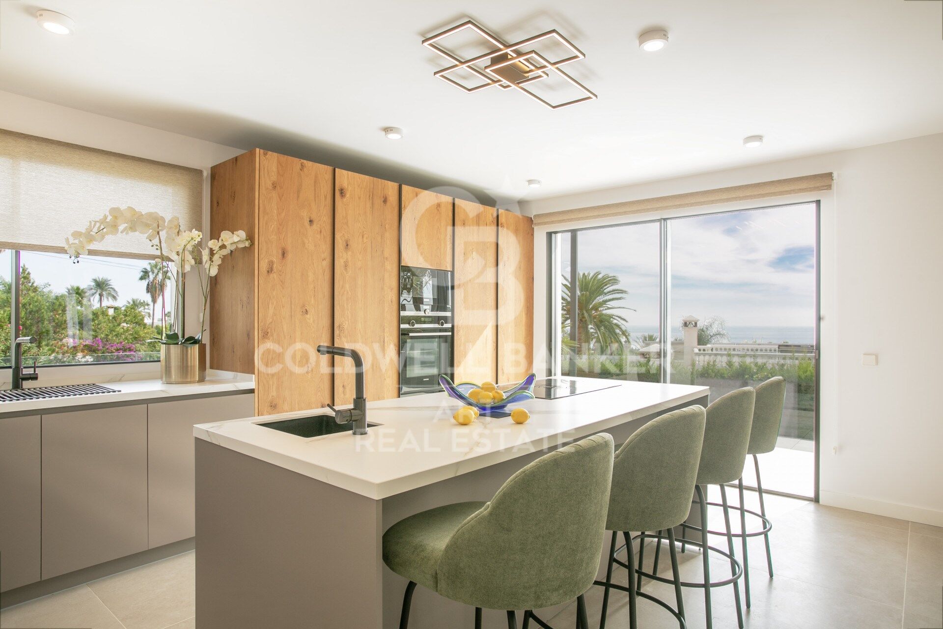Villa de Lujo con Vistas al Mar en la Milla de Oro de Marbella