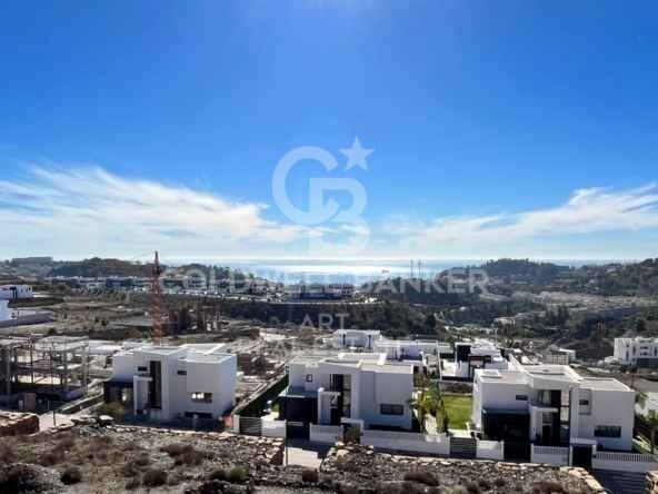 Spectacular villa located in a privileged environment overlooking the Bay of Malaga.