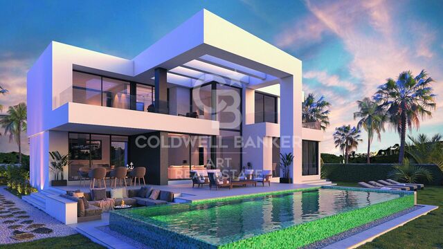 Spectacular villa located in a privileged environment overlooking the Bay of Malaga.