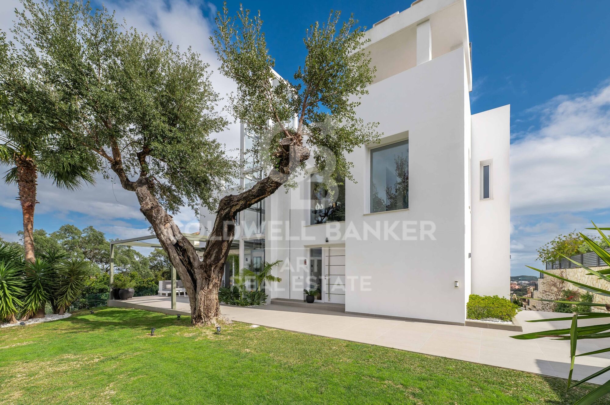 Villa moderna con sostenibilidad y vistas panorámicas al mar, Ojén, Marbella