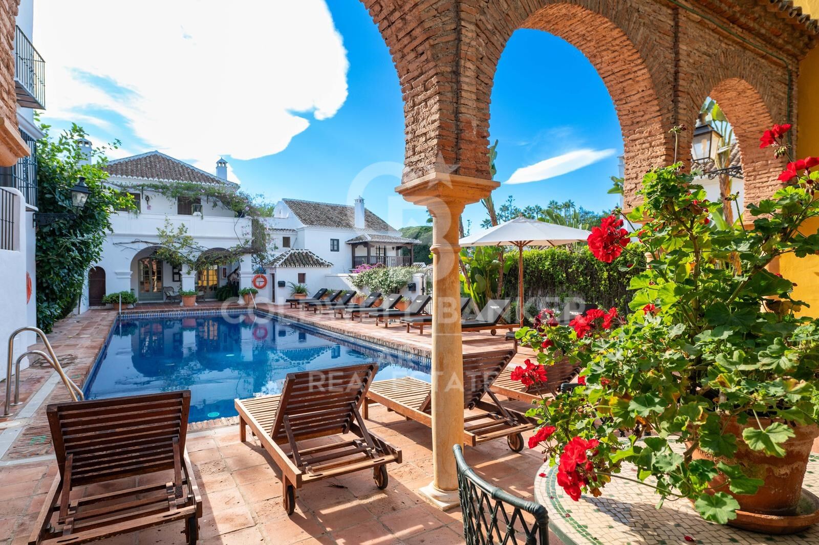 Charmantes Stadthaus mit modernen Akzenten, nur wenige Minuten von Puente Romano entfernt, Marbella