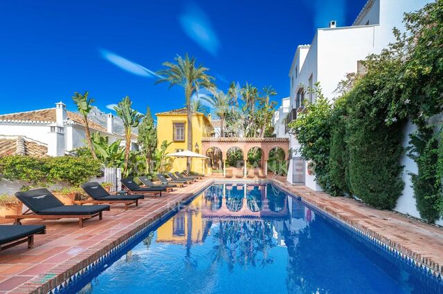 Charmantes Stadthaus mit modernen Akzenten, nur wenige Minuten von Puente Romano entfernt, Marbella